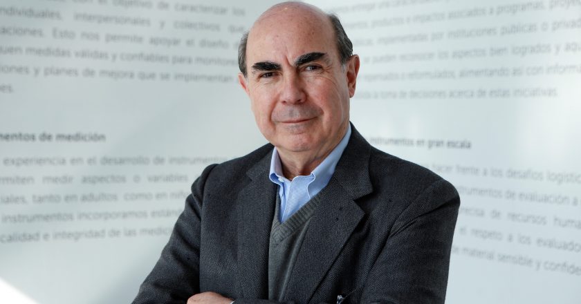 Roberto Méndez, profesor titular Escuela de Gobierno PUC: “Enfrentamos uno de los momentos de mayor incertidumbre en la historia del país”