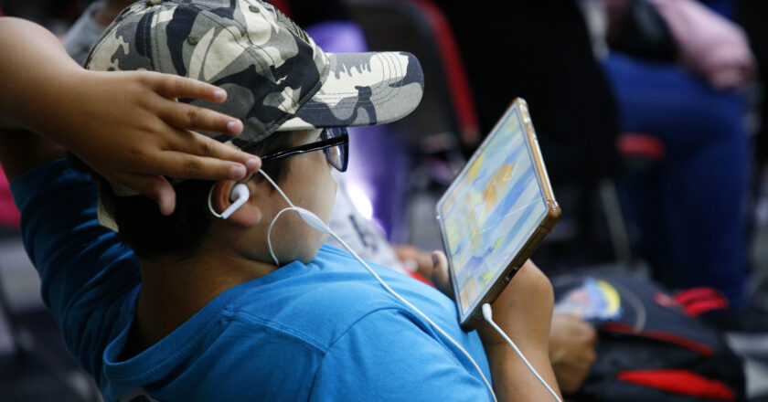 Rol de los padres y riesgos asociados a un mal uso: Niños y sobreexposición a las pantallas